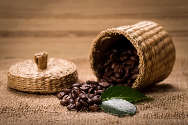 Pile of fresh beans and green leaves and spoon in jar — Stock Photo, Image