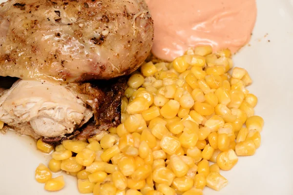 Жареная курица с кукурузой и острым соусом — стоковое фото