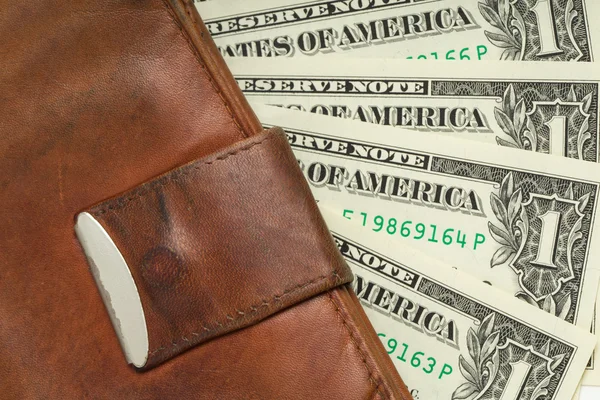 Kožená peněženka s penězi — Stock fotografie