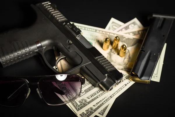 Arma com bala nas notas de dólar dos EUA — Fotografia de Stock