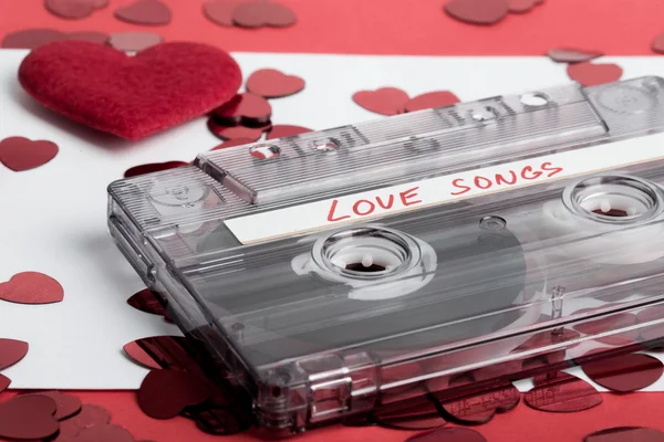 Cassette audio sur fond rouge avec coeur en tissu — Photo