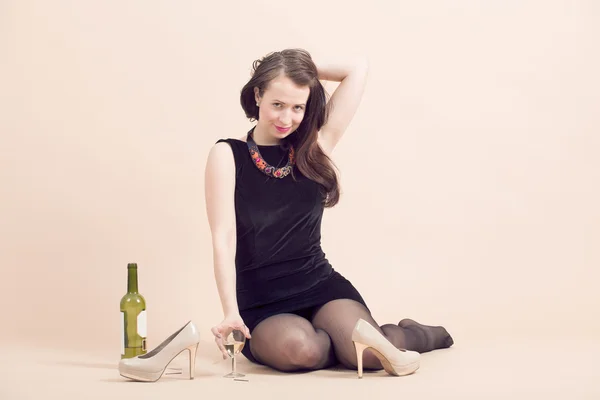 Belle jeune femme brune tenant un verre de vin blanc — Photo