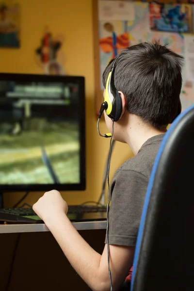 Niño usando la computadora en casa, jugando juego — Foto de Stock