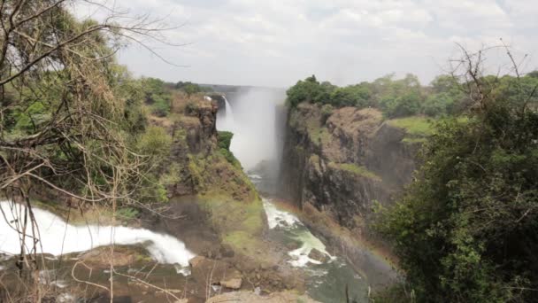 De Victoria falls met mist van water — Stockvideo