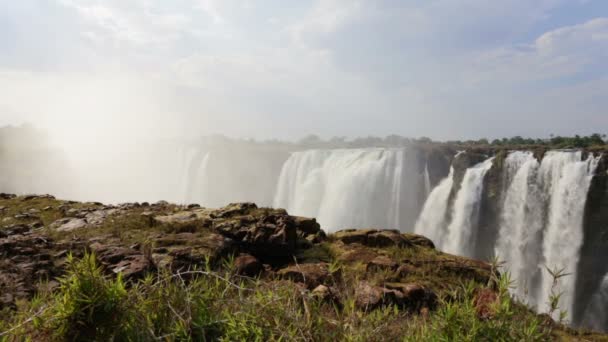 Victoria falls s mlhou z vody — Stock video