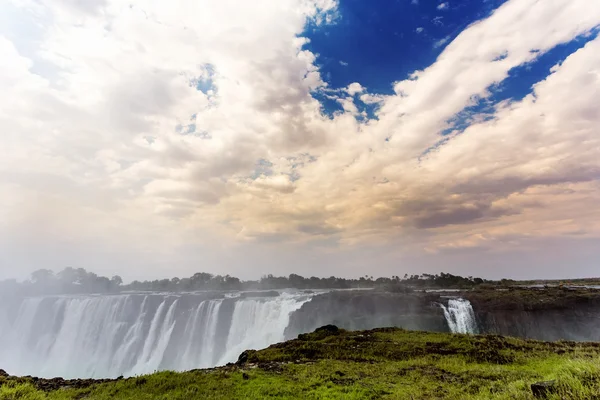 The Victoria falls with mist from water — Stock Photo, Image
