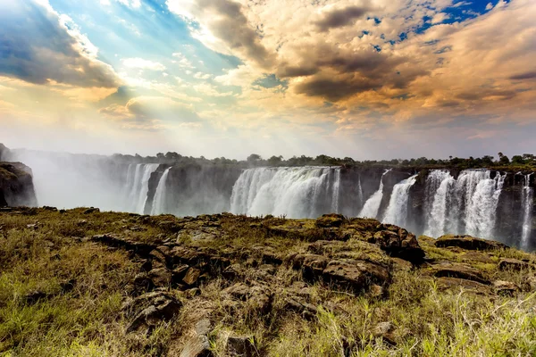 De Victoria falls met dramatische hemel Hdr effect — Stockfoto