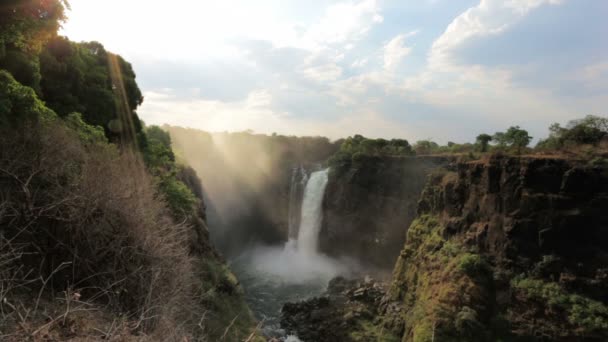 De Victoria falls met mist van water — Stockvideo