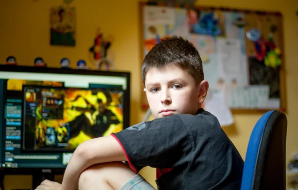 Jongen met behulp van computer thuis, speelspel — Stockfoto