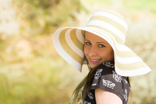 Mulher na moda alegre em chapéu elegante e vestido posando — Fotografia de Stock