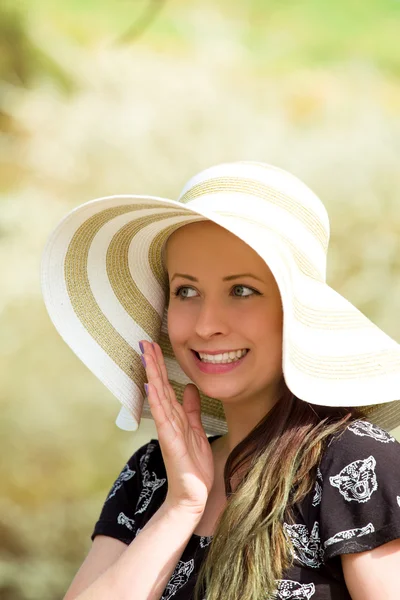 Joyeux femme à la mode dans un chapeau élégant et robe posant — Photo
