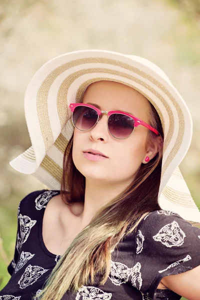 Femme gaie à la mode dans un chapeau élégant, une robe et des lunettes de soleil — Photo