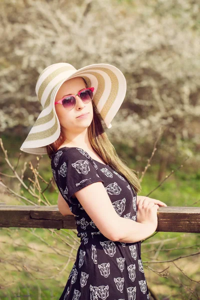 Mujer alegre de moda en sombrero elegante, vestido y gafas de sol —  Fotos de Stock