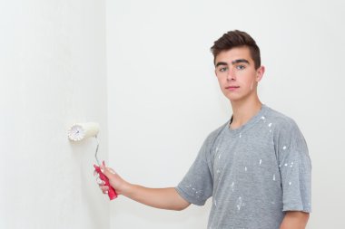 Genç boyama duvar ev beyaz