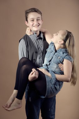 Moda gülen Avrupa kardeşler poz