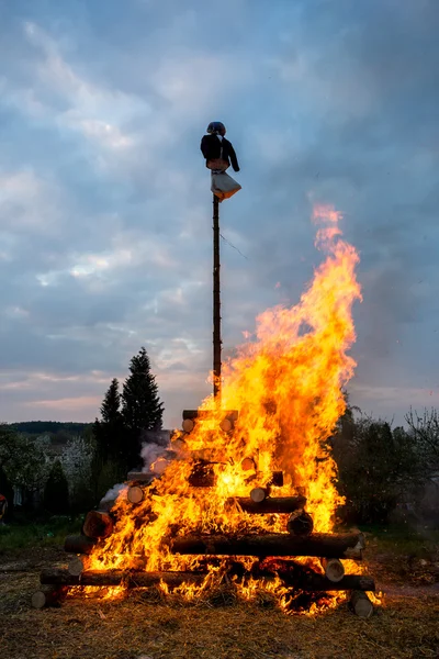 Großes Walpurgisnacht-Feuer mit Hexe — Stockfoto