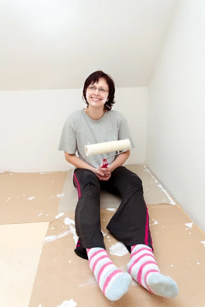 Ama de casa descansando después de pintar pared a blanco —  Fotos de Stock