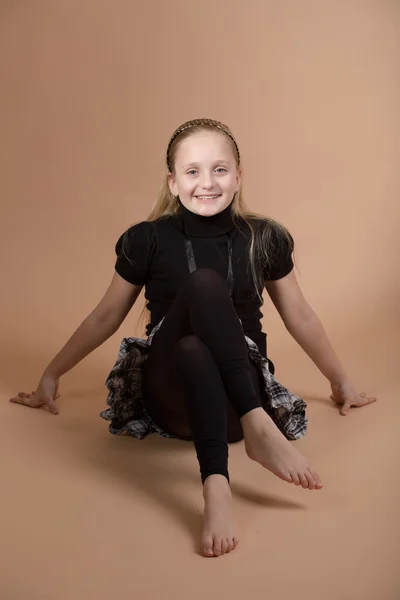 Mode Smiley europäisches kleines Mädchen posiert — Stockfoto