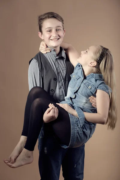 Fashion smiley european siblings posing — Stock Photo, Image