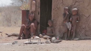 Himba kadın köy boynundan childs ile