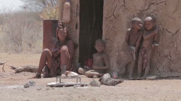 Himba woman with childs on the neck in the village — Stock Video