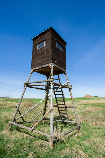 Drewniane myśliwych wysokiego siedzenia, wieża polowanie — Zdjęcie stockowe