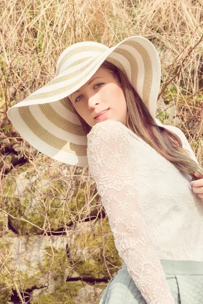 スタイリッシュな帽子とフロックのポーズで陽気なファッショナブルな女性 — ストック写真