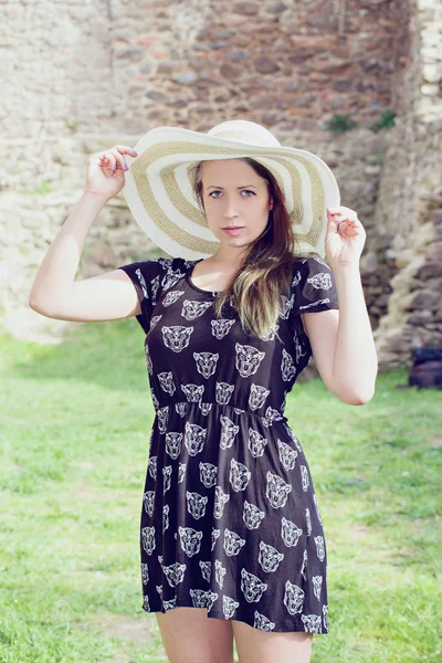 Mulher na moda alegre em chapéu elegante e vestido posando — Fotografia de Stock