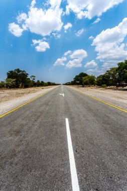 Mavi gökyüzü ile sonsuz yol