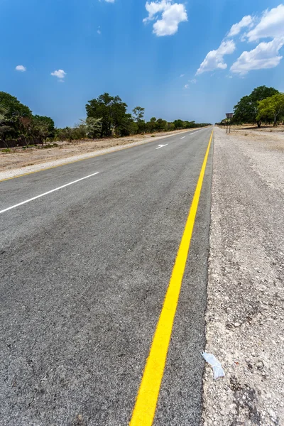 Strada senza fine con cielo blu — Foto Stock