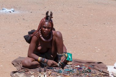 Hatıra Eşyası geleneksel köyünde Satılık Himba kızla