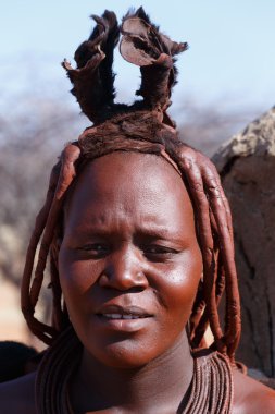 Himba kadın köy boynundan süsler ile