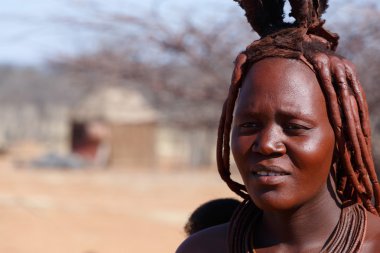 Himba kadın köy boynundan süsler ile