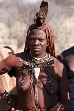 Himba kadın boyun köyde süsleme ile