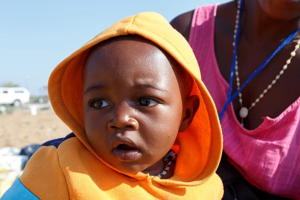 Portrait of Namibian small boy with mother — Stock Photo, Image