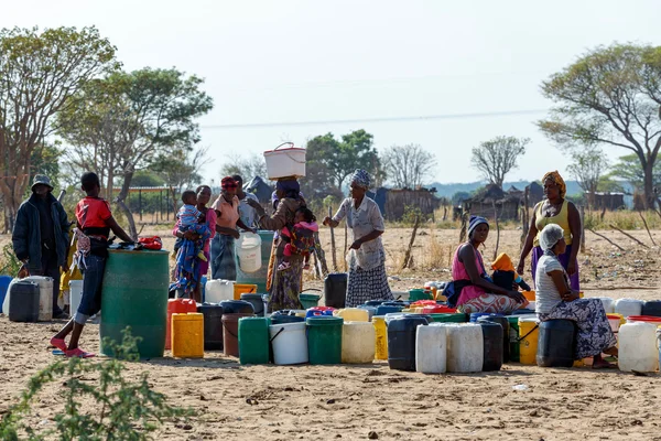 Namibii kobieta z dzieckiem w pobliżu publicznych zbiornika z dri — Zdjęcie stockowe