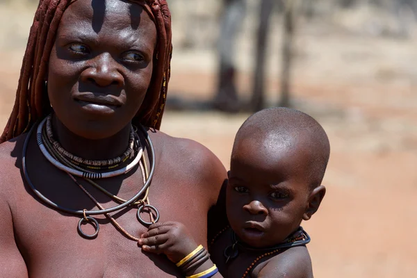 Himba mujer con niño en la aldea — Foto de Stock