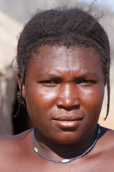 Zemba-Frau mit Ornament am Hals im Dorf — Stockfoto