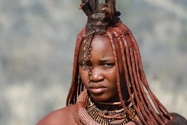 Himba wanita dengan ornamen di leher di desa Stok Gambar