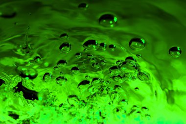 yeşil arka plan ile su damlaları