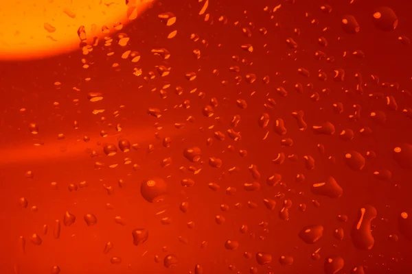 Fundo abstrato vermelho com gotas de água — Fotografia de Stock