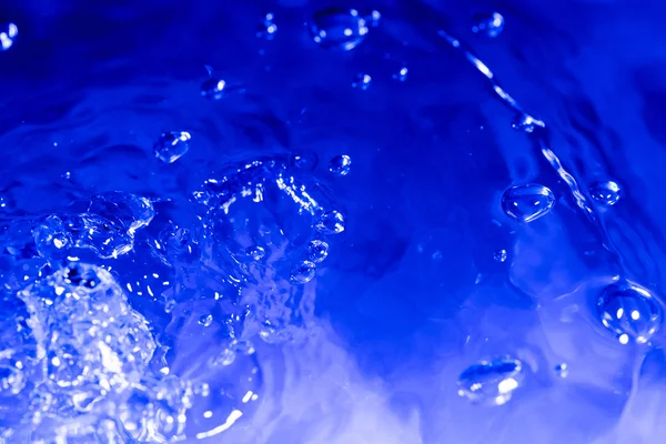 蓝色的水背景滴飞溅 — 图库照片