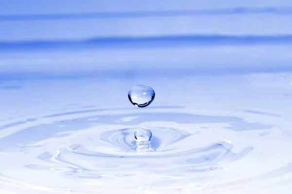 Niebieski rozchlapać kropli wody, — Zdjęcie stockowe