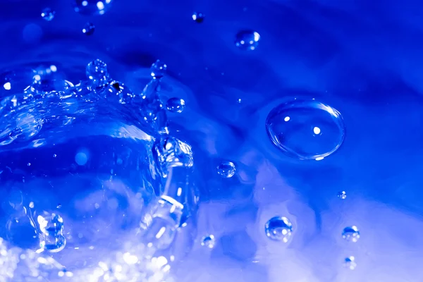 Fond de gouttes d'eau bleue éclaboussure — Photo