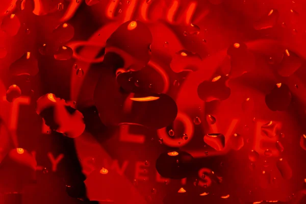 Fundo abstrato vermelho com gotas de água — Fotografia de Stock