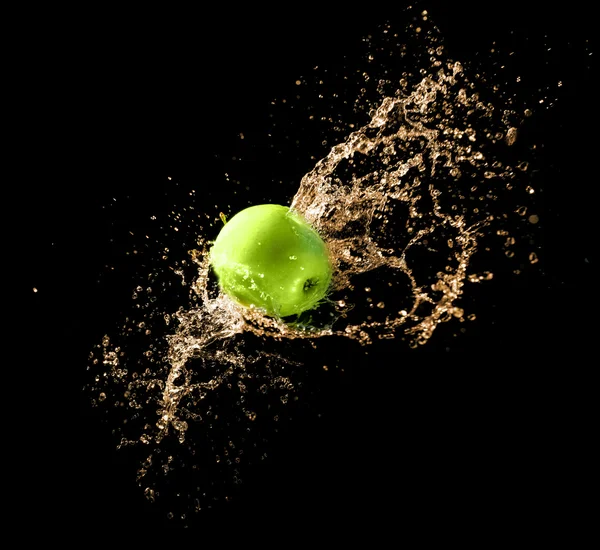 Manzana verde con salpicadura de agua, sobre negro —  Fotos de Stock