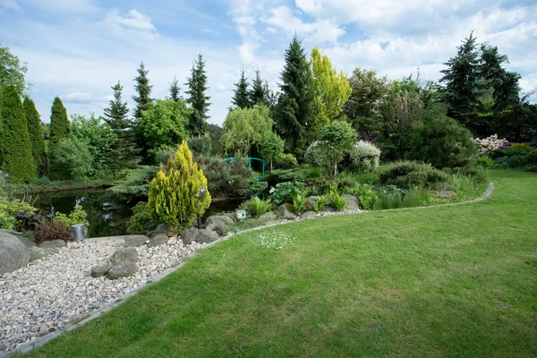 Hermoso diseño de jardín de primavera — Foto de Stock