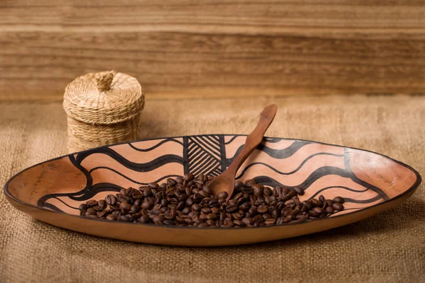 Pila de granos de café aromáticos frescos y bio y cuchara —  Fotos de Stock