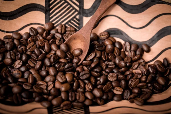 Pile of fresh and bio aromatic coffee beans and spoon — Stock Photo, Image