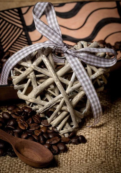 Pila de granos de café frescos, corazón y cuchara —  Fotos de Stock
